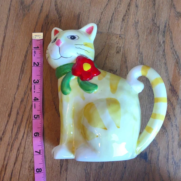 Yellow and White Sitting Cat Pitcher - Picture 6 of 6